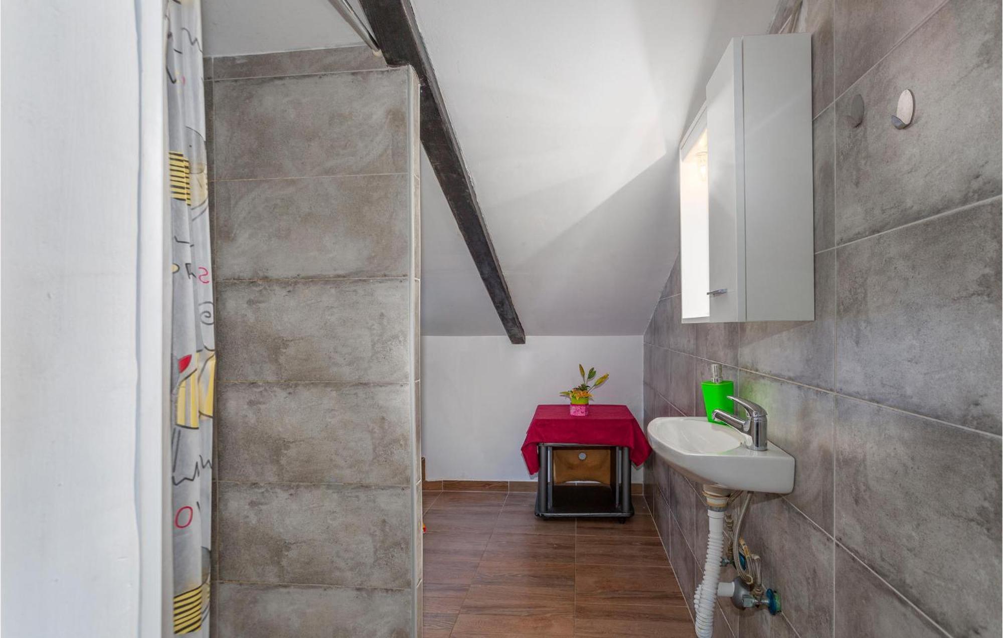 2 Bedroom Amazing Apartment In Njivice Luaran gambar