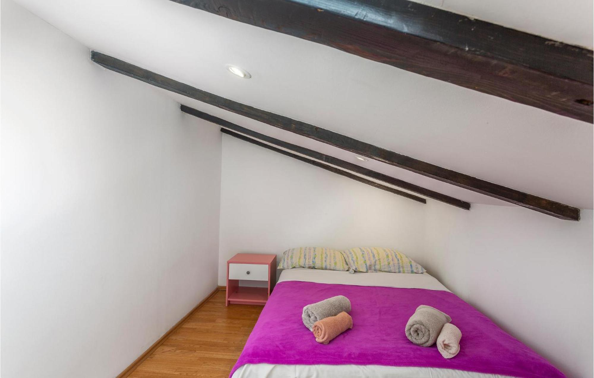 2 Bedroom Amazing Apartment In Njivice Luaran gambar